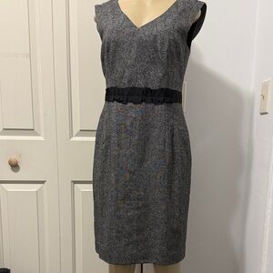 BANANA REPUBLIC Elegant Gray Sleeveless Dress with Black Accents